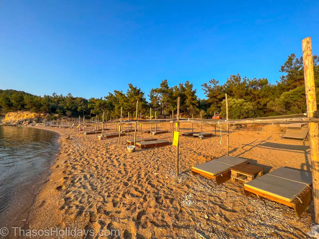 Is Salonikios Beach organized
