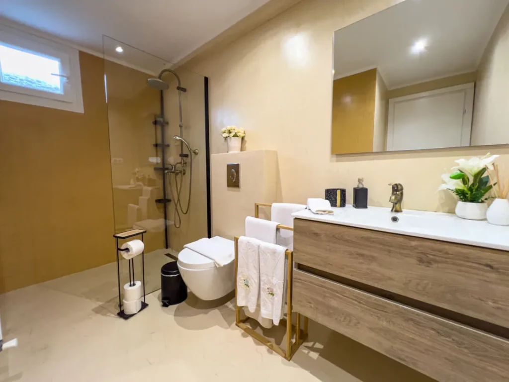 Villa Aniez Bathroom and Shower ground Floor